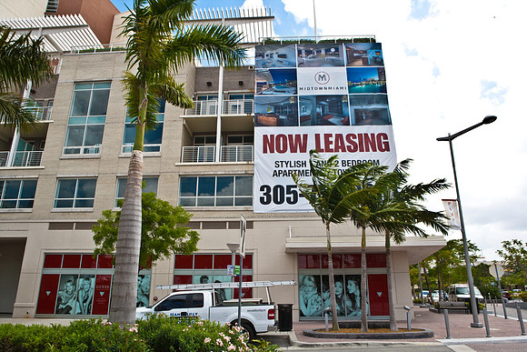 3804_DG_Midtown_BC_BG_Maxazria_Salon_Tour_2010_Trailer_Miami_FL_ZV4N1556