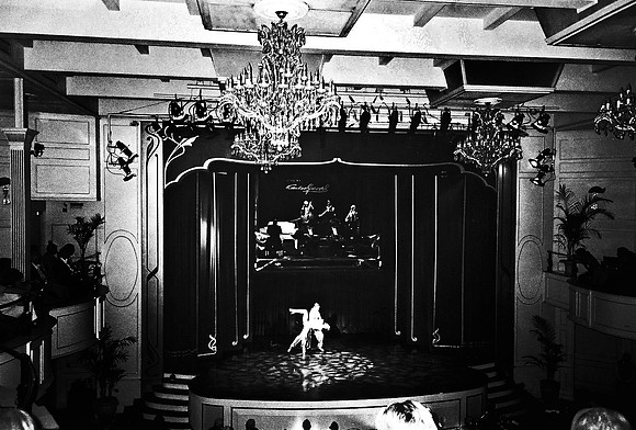 2668_FM_BW_35MM_TANGO_SHOW_CARTEL_BUENOS_AIRES_ARGENTINA_2004_25