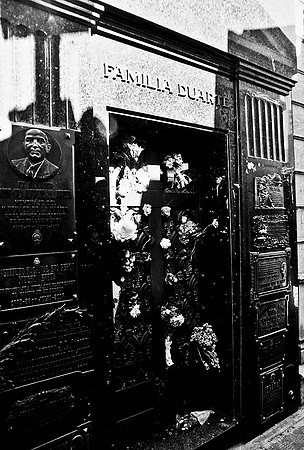 2628_FM_BW_35MM_CEMENTARY_35MM_BUENOS_AIRES_ARGENTINA_2004_19