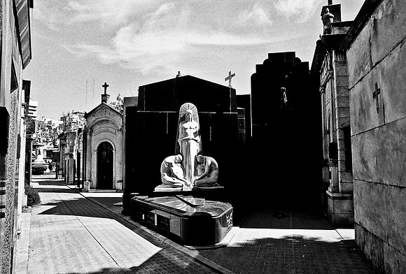 2628_FM_BW_35MM_CEMENTARY_35MM_BUENOS_AIRES_ARGENTINA_2004_14