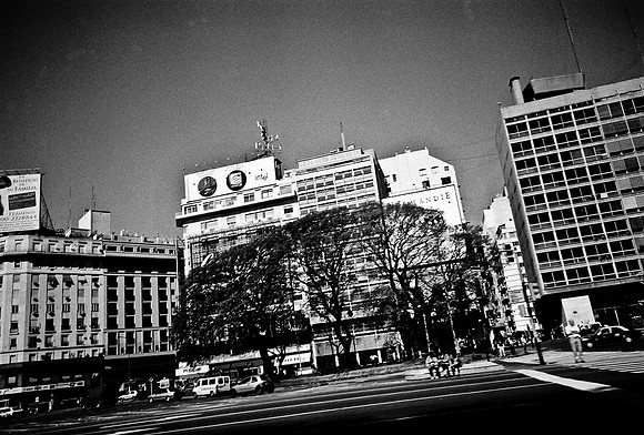 2669_FM_BW_35MM_BUENOS_AIRES_ARGENTINA_2004_29