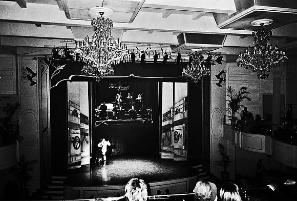 2668_FM_BW_35MM_TANGO_SHOW_CARTEL_BUENOS_AIRES_ARGENTINA_2004_27