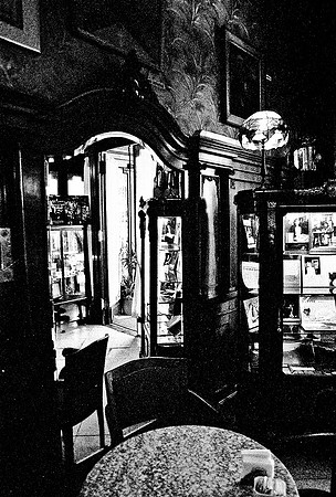 2630_FM_BW_35MM_CAFE_BUENOS_AIRES_ARGENTINA_2004_5