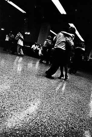 2641_FM_BW_35MM_LA_BOCA_CAFE_TANGO_BUENOS_AIRES_ARGENTINA_2004_11