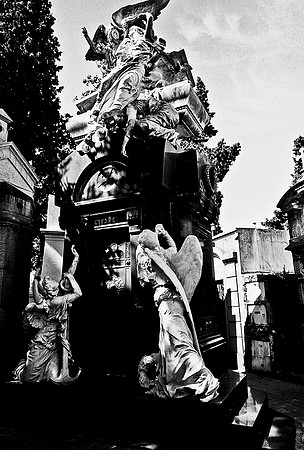 2628_FM_BW_35MM_CEMENTARY_35MM_BUENOS_AIRES_ARGENTINA_2004_13