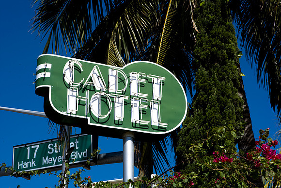 84762_ZV4N_6042_Miami_FL_USA