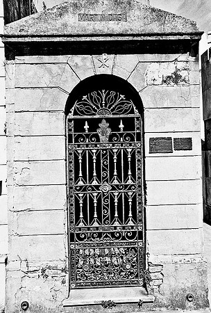 2628_FM_BW_35MM_CEMENTARY_35MM_BUENOS_AIRES_ARGENTINA_2004_8