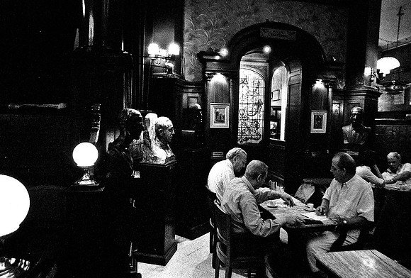 2630_FM_BW_35MM_CAFE_BUENOS_AIRES_ARGENTINA_2004_14