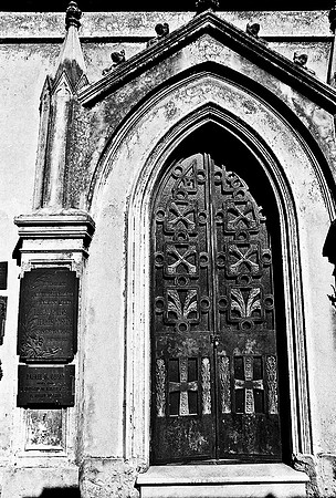 2628_FM_BW_35MM_CEMENTARY_35MM_BUENOS_AIRES_ARGENTINA_2004_35