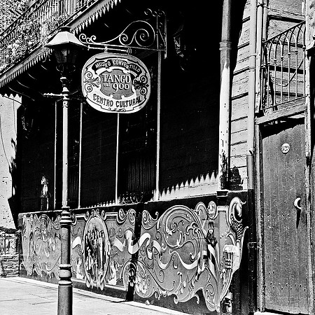 2632_FM_BW_SQ_LA_BOCA_TANGO_BUENOS_AIRES_ARGENTINA_2004