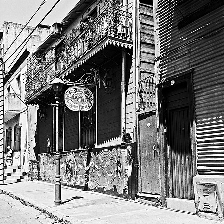 2632_FM_BW_SQ_LA_BOCA_TANGO_BUENOS_AIRES_ARGENTINA_2004_2