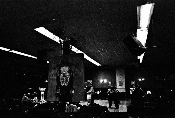 2641_FM_BW_35MM_LA_BOCA_CAFE_TANGO_BUENOS_AIRES_ARGENTINA_2004_12