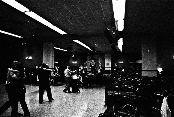 2641_FM_BW_35MM_LA_BOCA_CAFE_TANGO_BUENOS_AIRES_ARGENTINA_2004_14