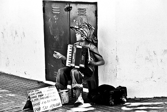 2627_FM_BW_35MM_BUENOS_AIRES_ARGENTINA_2004_12
