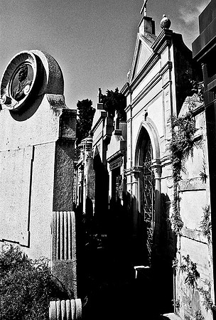 2628_FM_BW_35MM_CEMENTARY_35MM_BUENOS_AIRES_ARGENTINA_2004_11